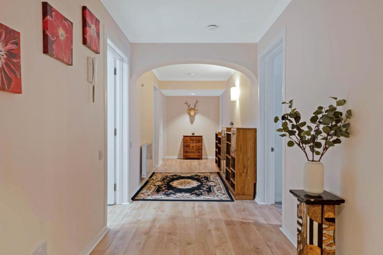 Elegant & Unique Getaway - Spacious 3 Bedroom, 2 Bathroom City Centre Apartment - Free Allocated Parking. Edinburgh Exterior photo